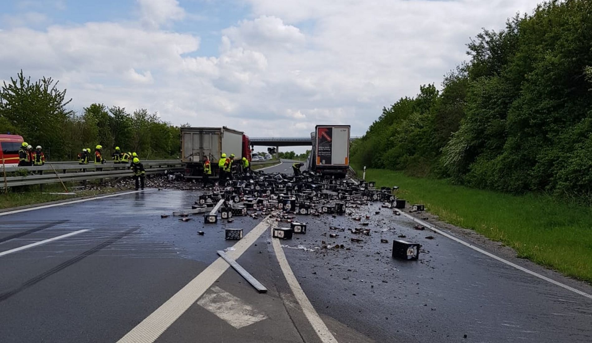 Mehr als 100 volle Kästen Bier fielen bei dem Unfall auf die Autobahn. Ein dahinter fahrender Lkw habe nicht mehr ausweichen können und sei in den Berg aus Flaschen und Bierkästen gefahren.