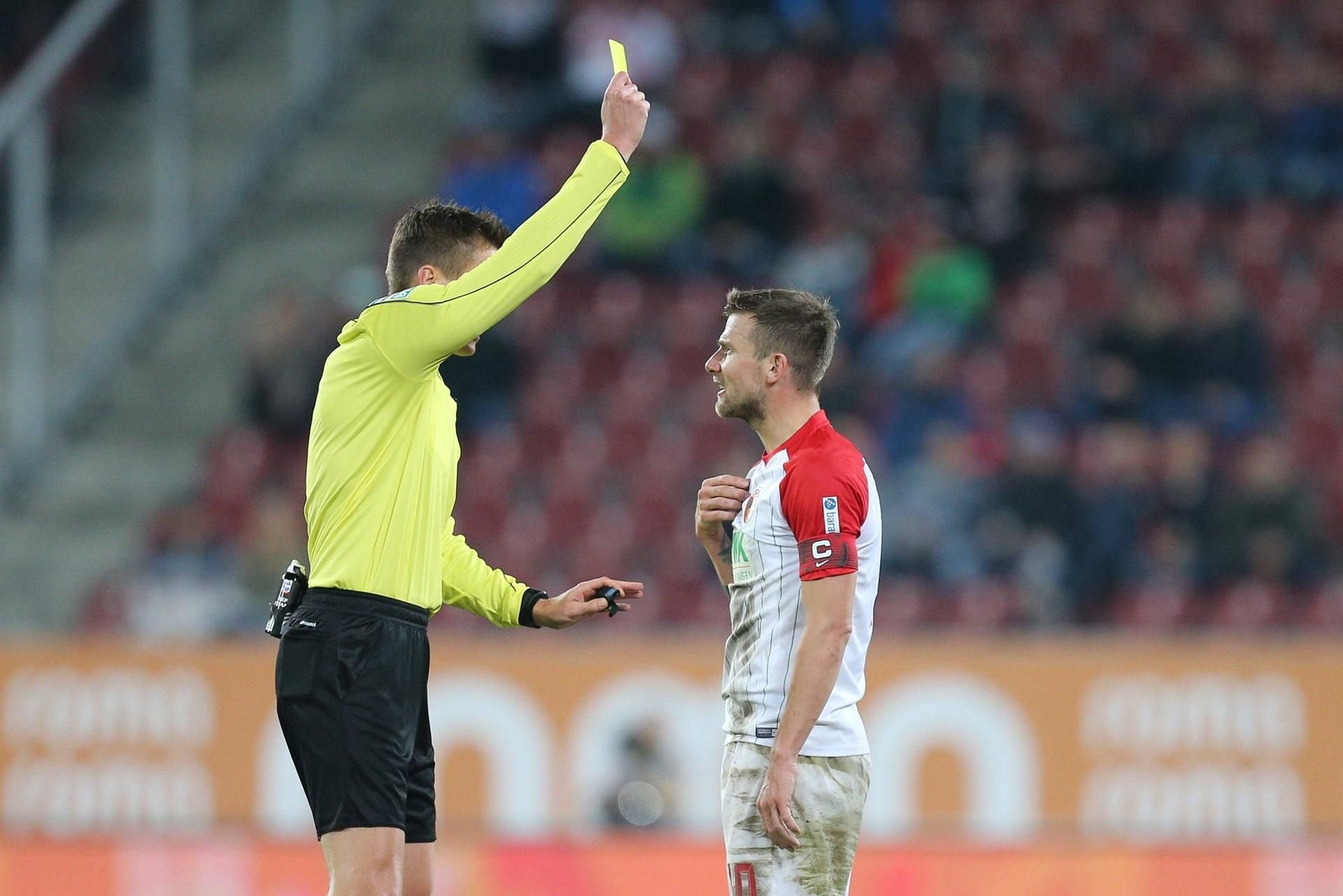 Daniel Baier bekommt im Spiel gegen RB Leipzig die gelbe Karte.