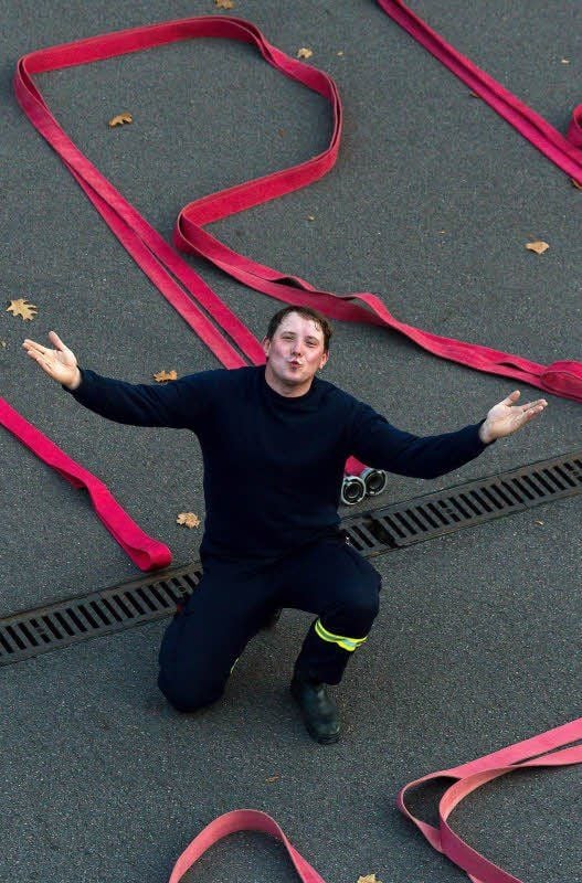 Matthias Krupke macht für das Foto auch noch den Kniefall.