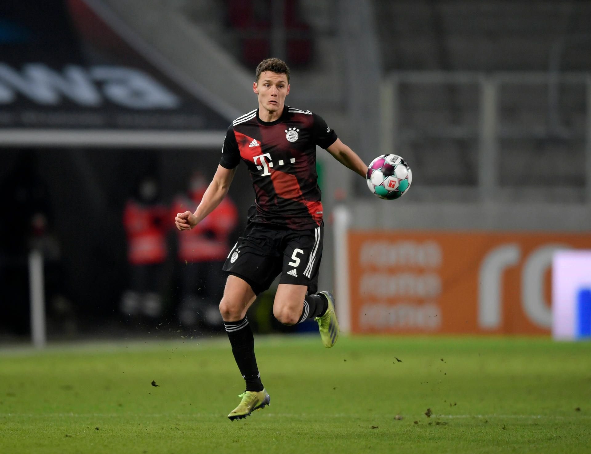 Abwehrspieler Benjamin Pavard vom FC Bayern München wurde Positiv auf das Corona-Virus getestet.