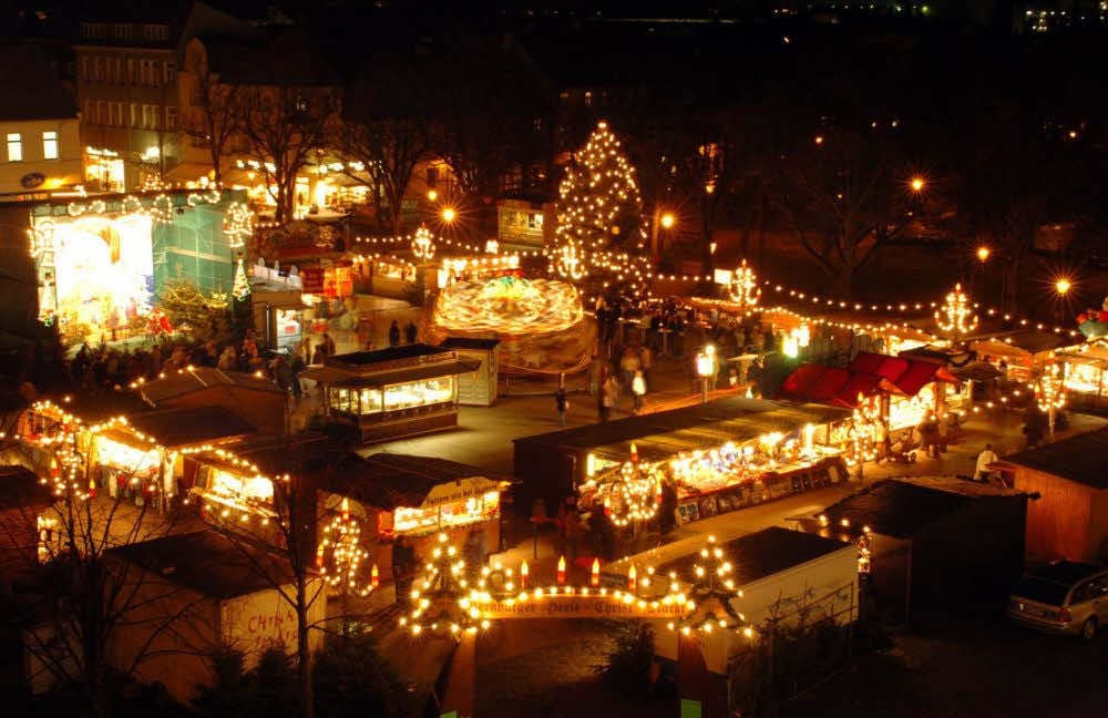 Der Heele-Christ-Markt ist der Weihnachtsmarkt auf dem Karlsplatz in Bernburg .