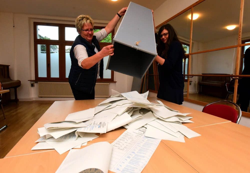 Ute Topf und Sarah Koblischke gehörten zu den zahlreichen Wahlhelfern in Weißenfels. Sie zählten im Kulturhaus Stimmen aus.