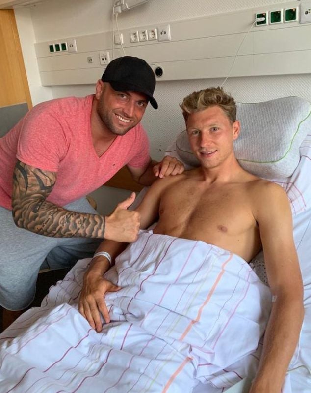 Da war die Laune noch besser: Saale-Bulls-Spieler Kai Schmitz (l.) besuchte Tobias Schilk im Krankenhaus.