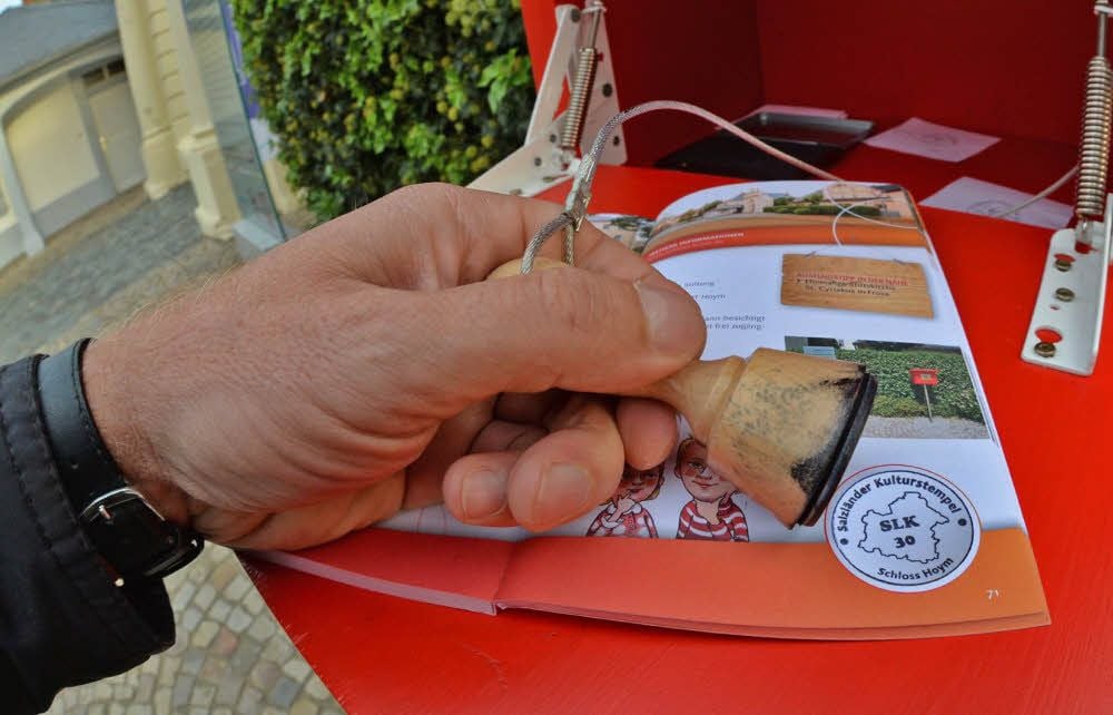So sieht er aus, der Stempel der Salzländer Kulturtour: Den ersten offiziellen Stempel gab es am Schlossportal in Hoym, weitere 43 Stempelstellen gibt es im Salzlandkreis.