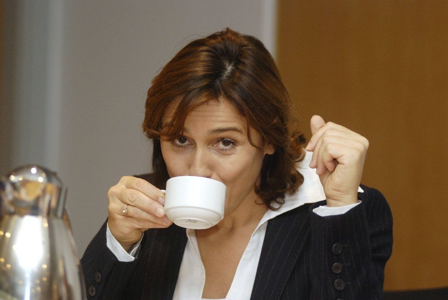 Ranking bestätigt: TV-Journalistin Sandra Maischberger beim Kaffeegenuss.