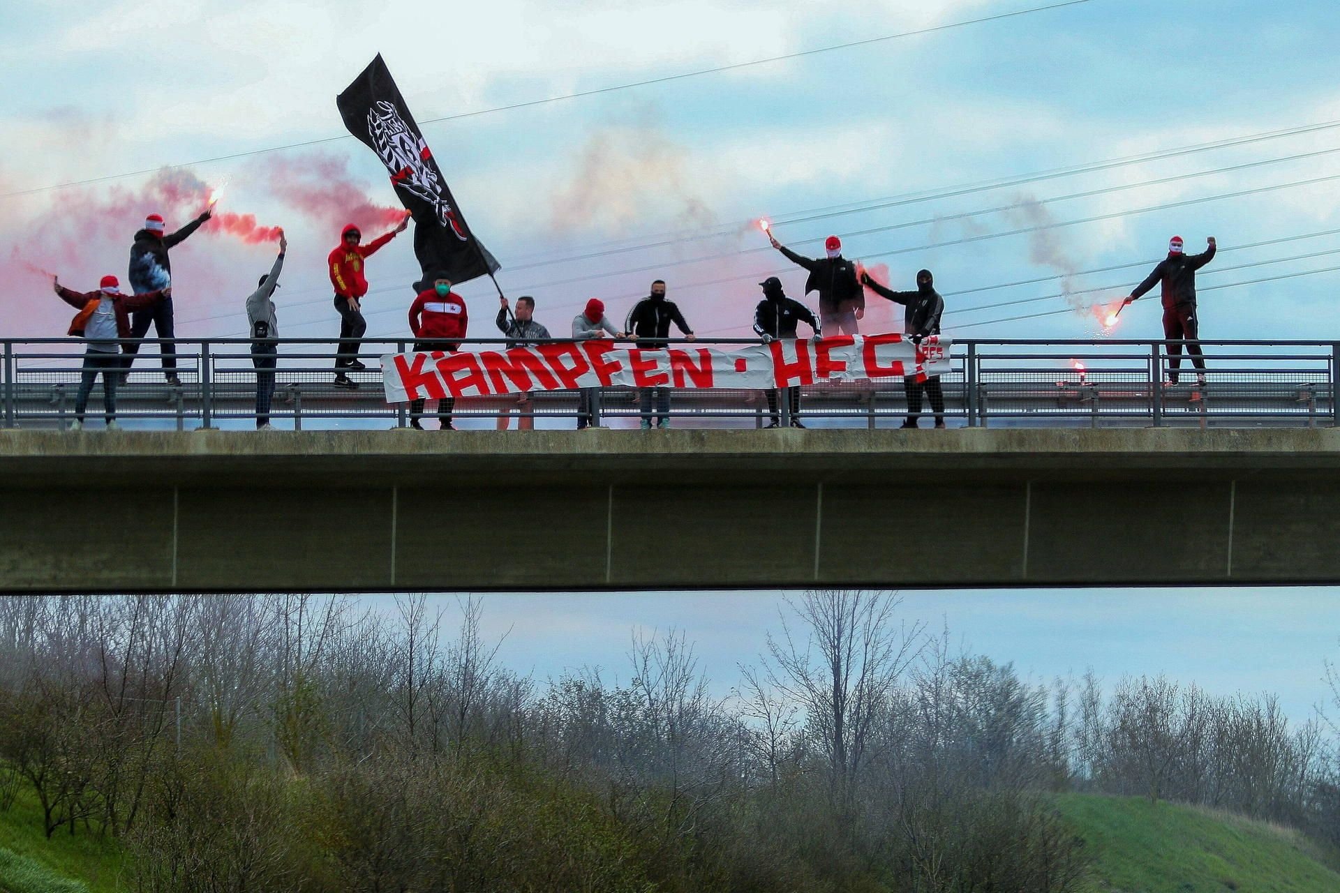 HFC-Ultras zündeln Pyros und Rauchtöpfe auf einer Autobahnbrücke.