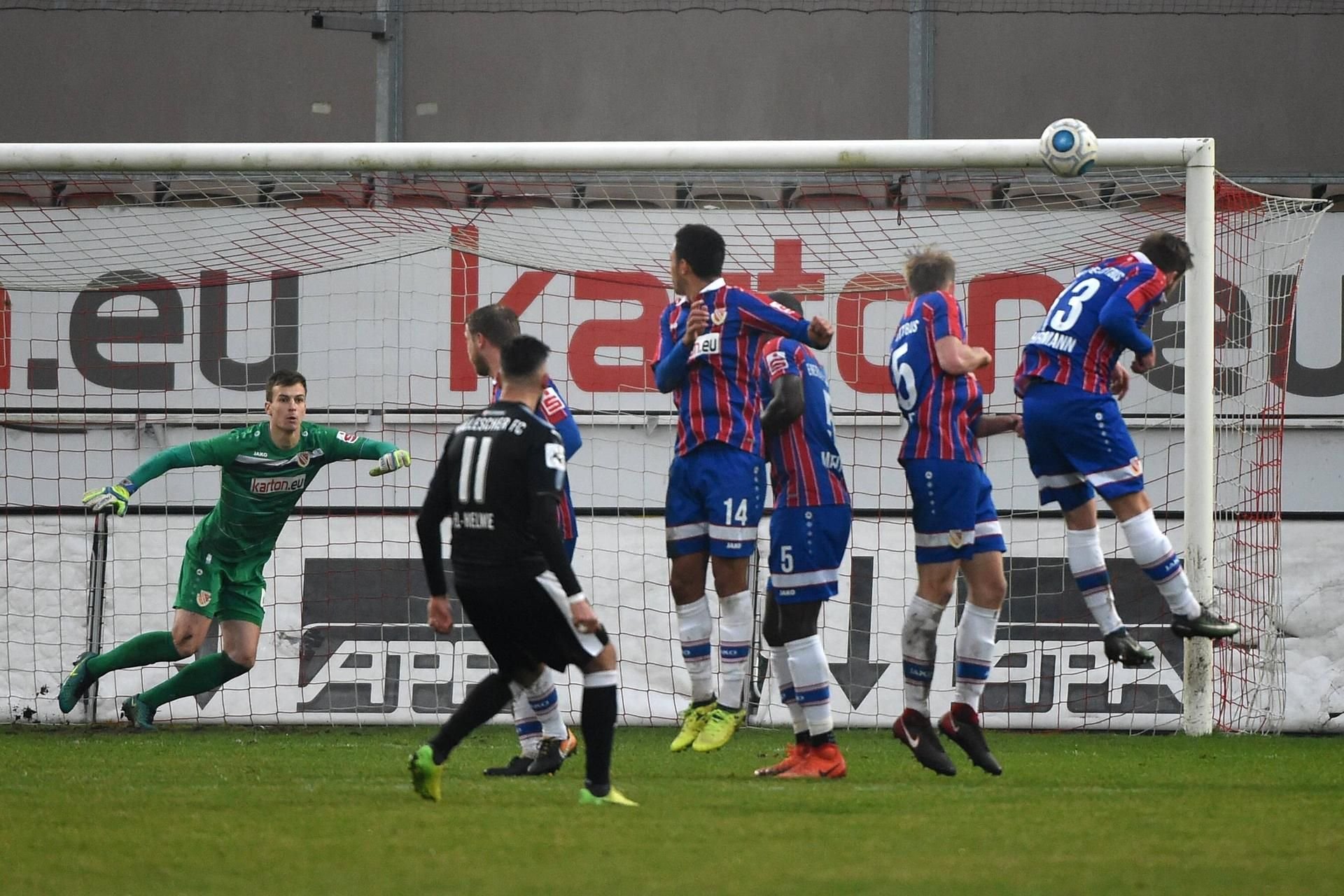 Der passt genau: Hilal El-Helwe versenkt den Freistoß zum 4:0-Endstanf dür den HFC im Testspiel bei Energie Cottbus.