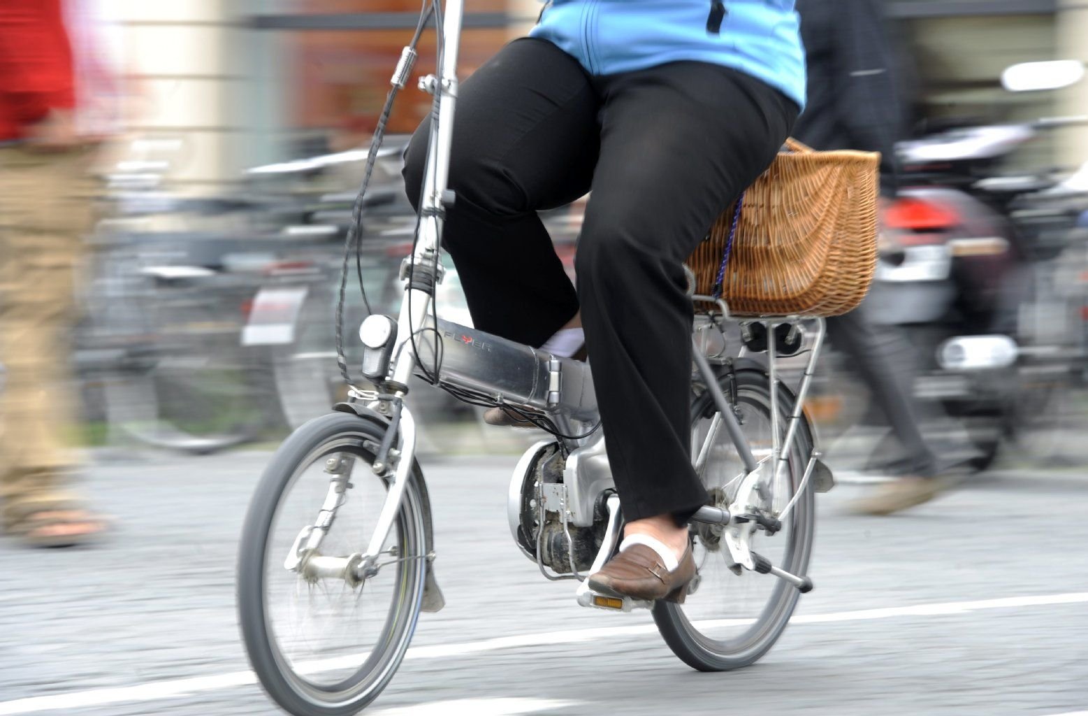 Ein Fahrrad mit Elektromotor. Nicht alle kommen damit schnell voran.