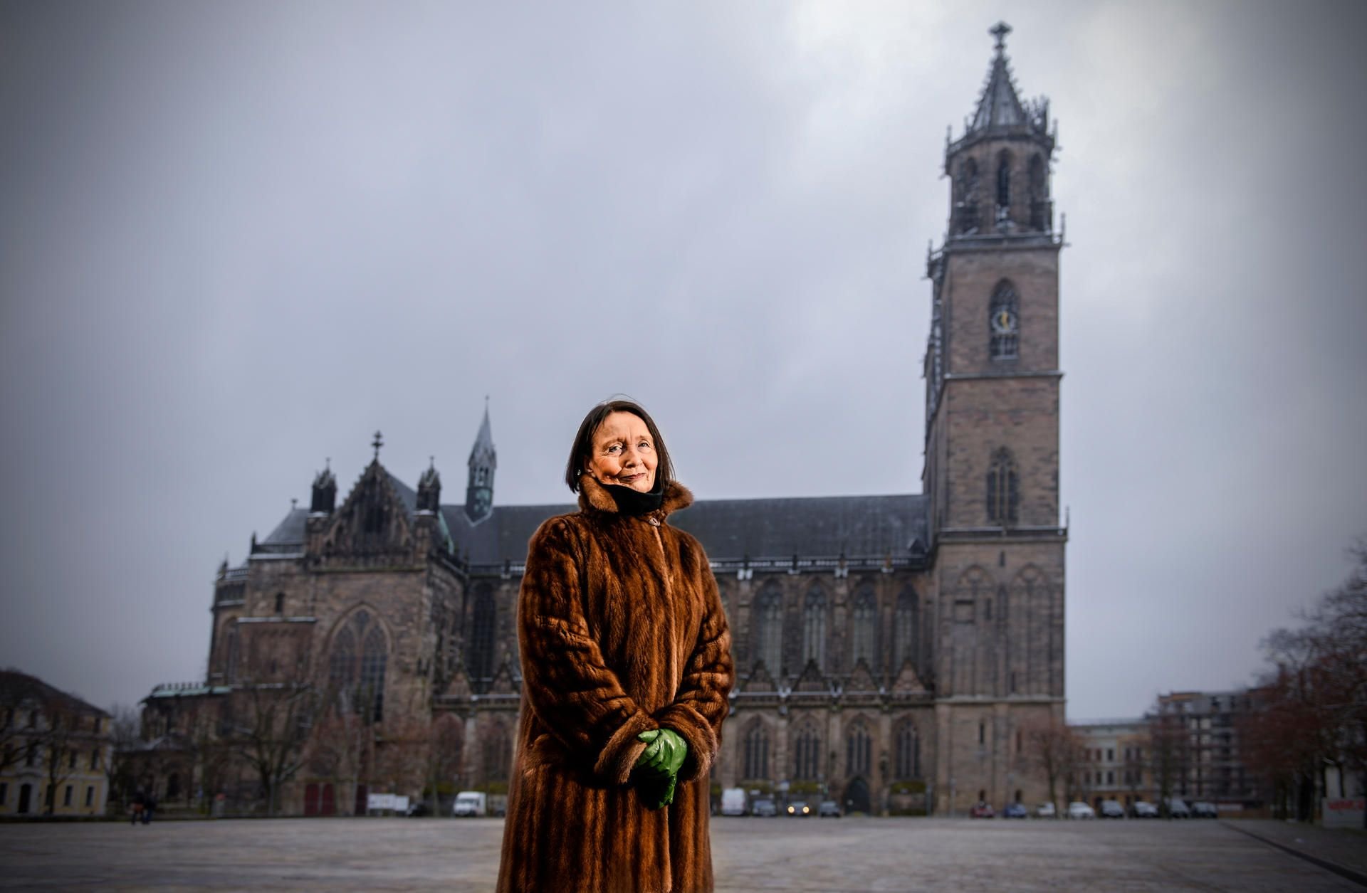 Ingrid Moritz vor dem Dom in Magdeburg. Irgendwann zwischen 1945 und 1948 war ihr Vater als Soldat der Roten Armee auch hier stationiert.