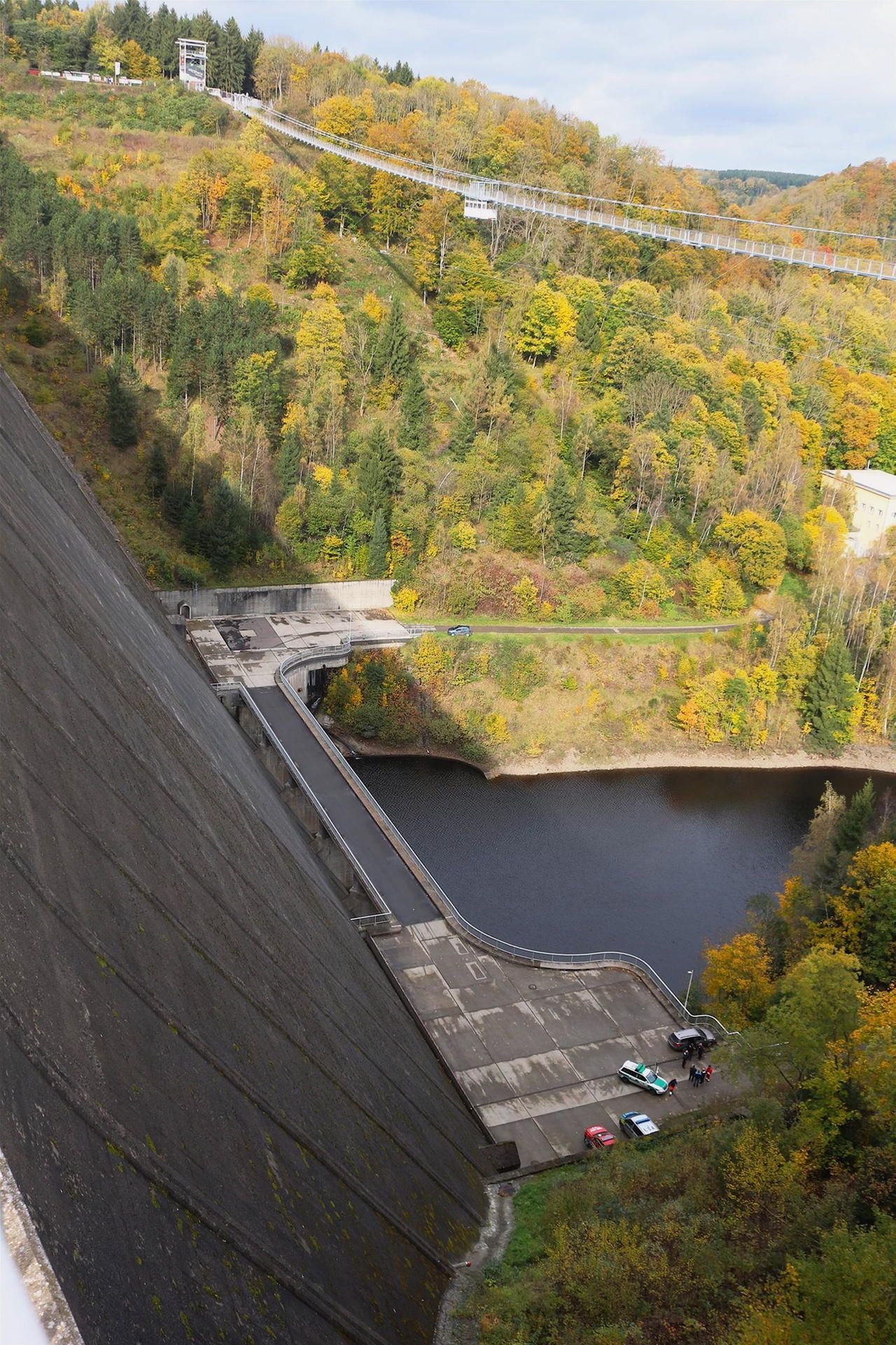 Polizeibeamte bei Ermittlungen unter der Hängebrücke „Titan RT“ im Harz.