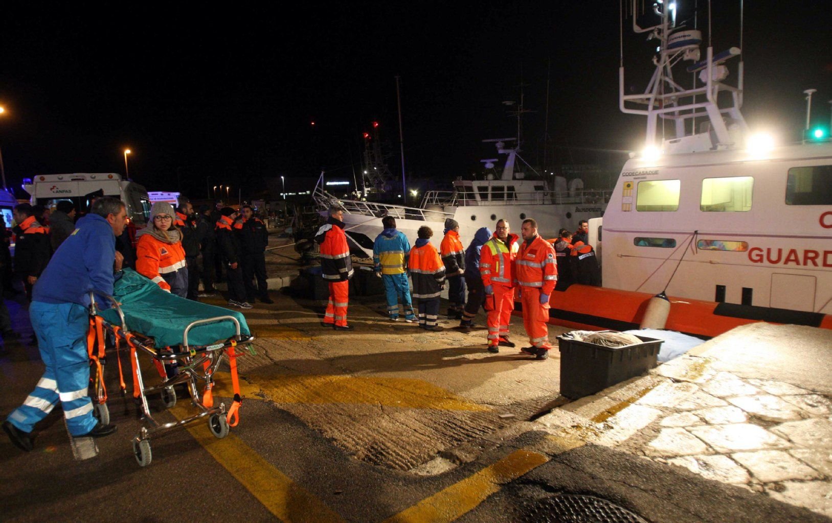 Die Retter bringen die Passagiere zum Otranto Hafen im Süden Italiens.