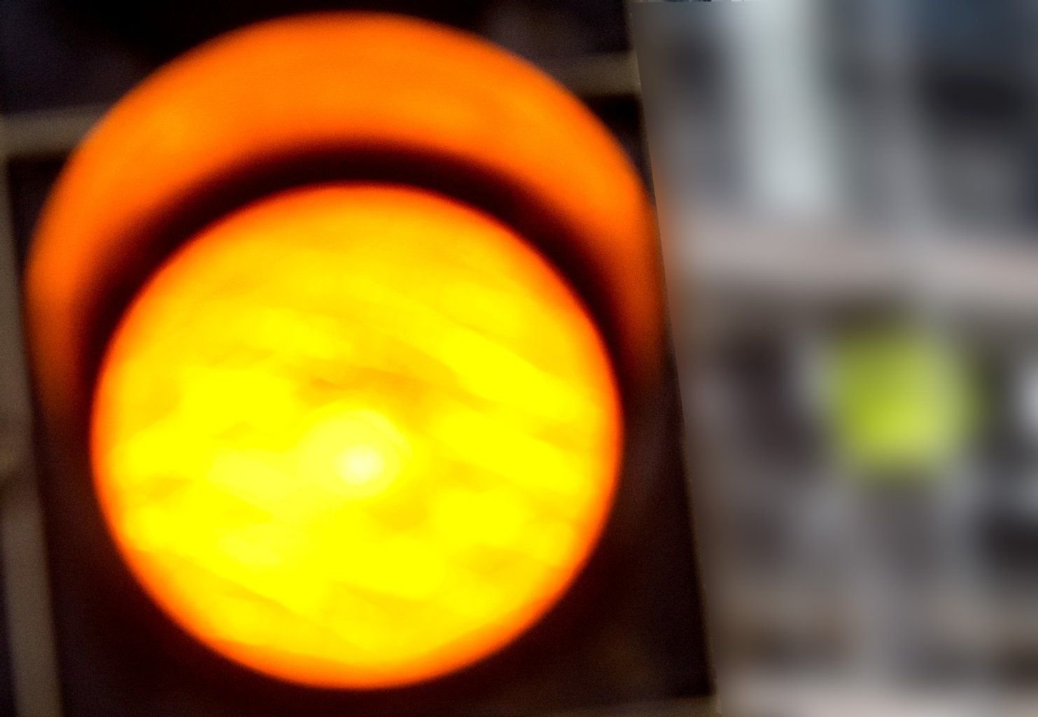 Dürfen Autofahrer noch schnell über eine gelbe Ampel rasen? Hier gibt es alle Infos rund um Regeln und Verbote an Ampeln.
