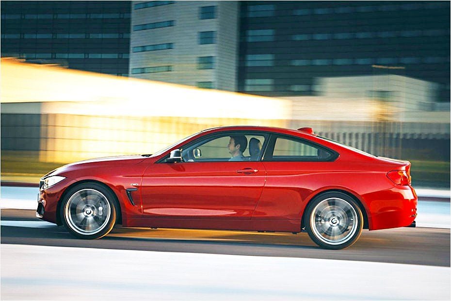 Der neue BMW 4er ist etwas flacher als der 3er und von der Seite gut an den Entlüftungsschlitzen der vorderen Radhäuser zu erkennen.