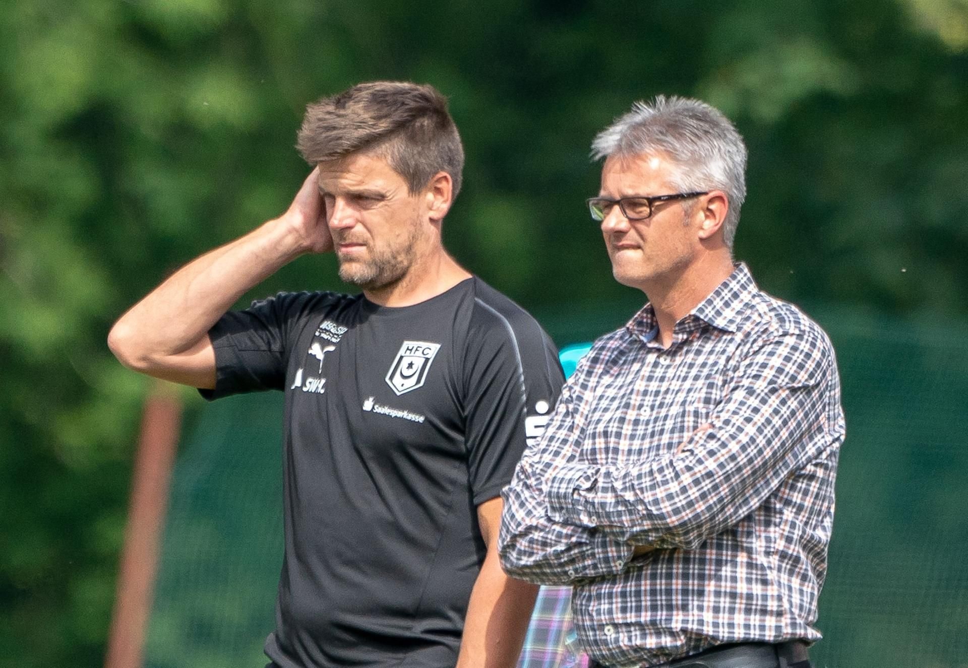 Trainer Torsten Ziegner (l.) und Sportdirektor Ralf Heskamp haben die Arbeiten am HFC-Kader abgeschlossen.