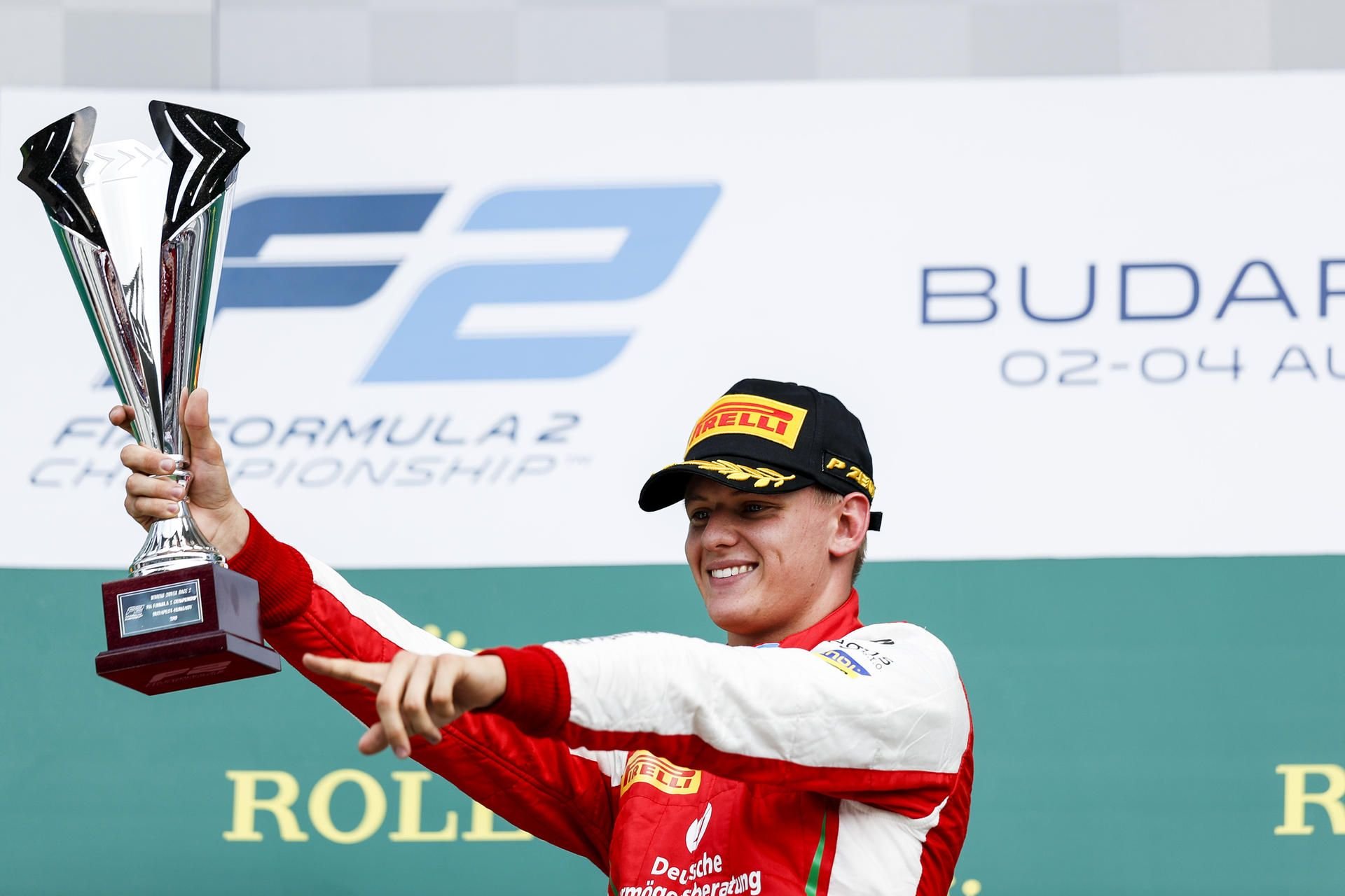 Mick Schumacher jubelt mit dem Siegerpokal in Ungarn.