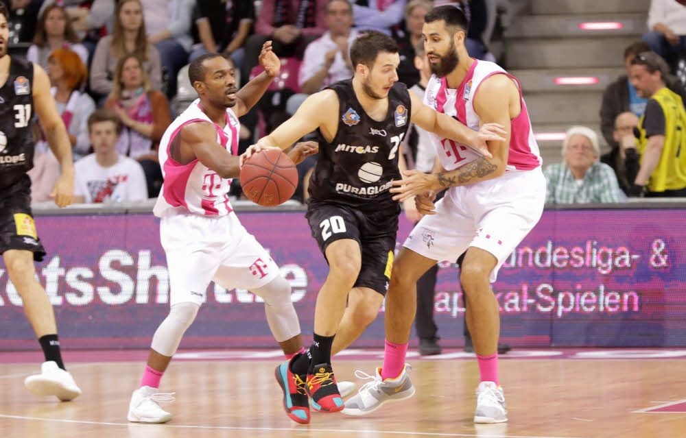 Jovan Novak im Zweikampf mit Josh Mayo Martin Breunig von den Telekom Baskets.