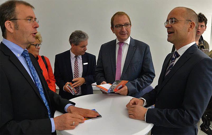 Stiftungs-Chef René Strutzberg (vorn rechts) begrüßt Landrat Markus Bauer (4.v.l.) und Vereins-Chef Hans-Michael Strube (l.) in Hoym.