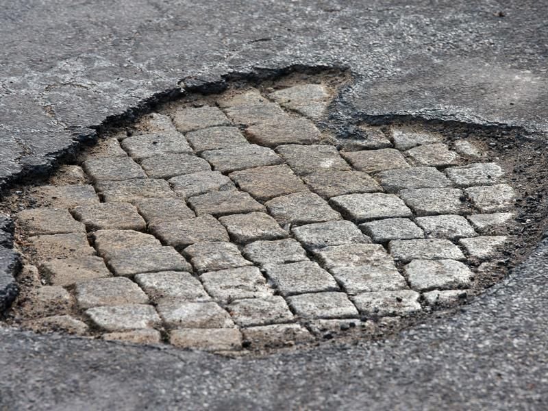 Durch den Frost entstandene Straßenschäden können heftige Folgen am Auto zur Folge haben.