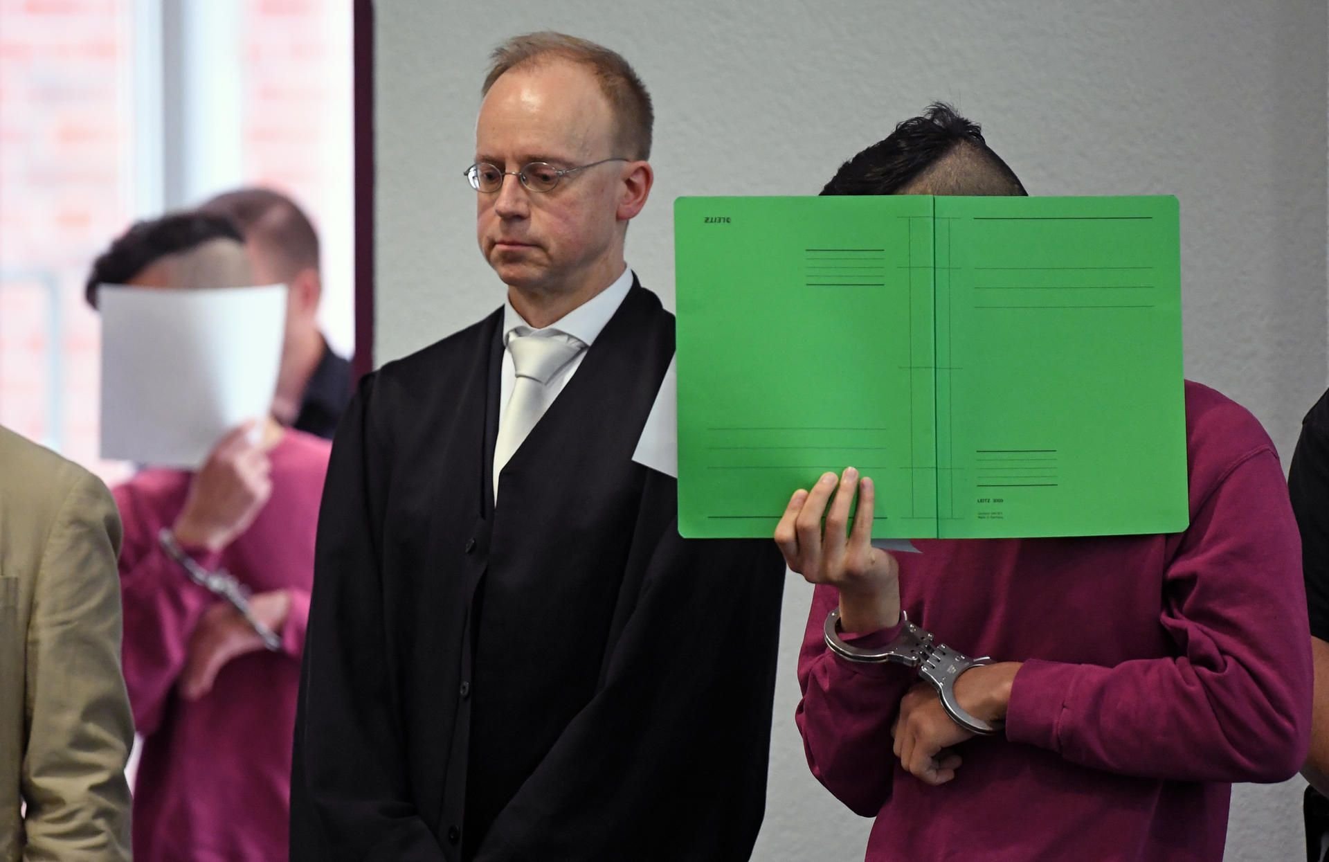 Einer der beiden jungen Männer, die im September 2018 am Tod von Markus B. in Köthen beteiligt waren, ist am Montag nach Afghanistan abgeschoben worden.