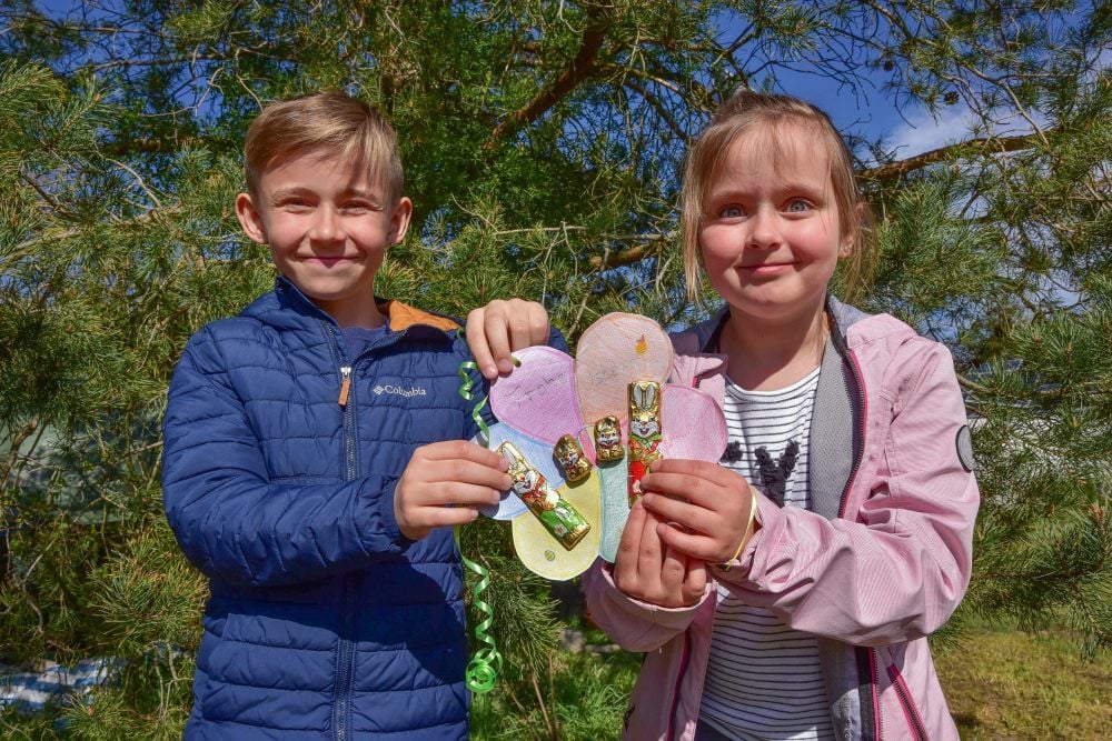 Adriasiedlung Mildensee: Hennes und Lena freuen sich über die anonyme Osterüberraschung.