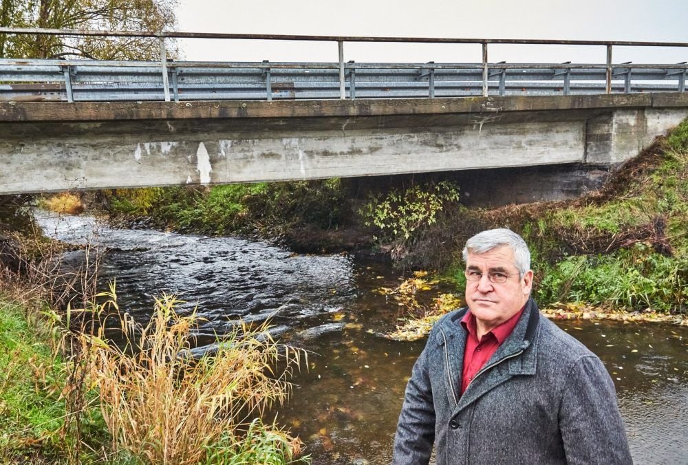 Bürgermeister Lothar Jänsch ist froh, dass die marode Brücke über die Wipper in Cölbigk endlich erneuert werden soll.