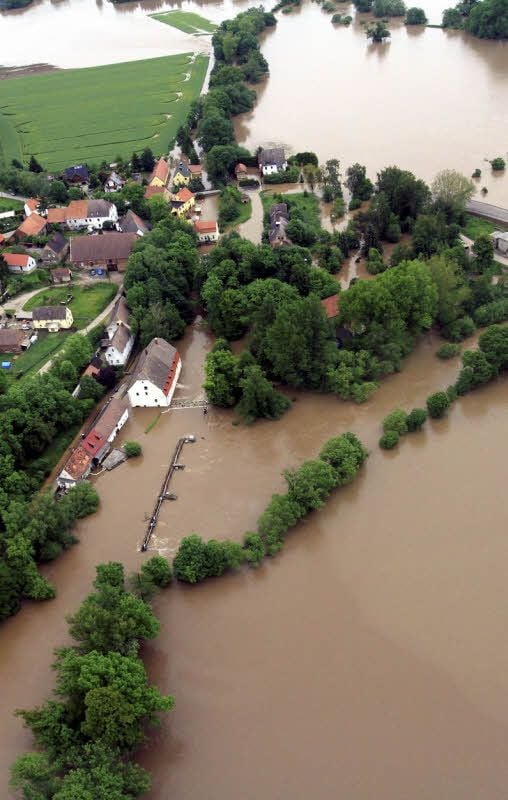 Die Weiße Elster sucht sich ihren Weg, wie hier im 2013 beim Hochwasser am Wehr in Wetterzeube - wenn sie nicht mit Deichen eingedämmt wird oder Polderflächen bekommt.