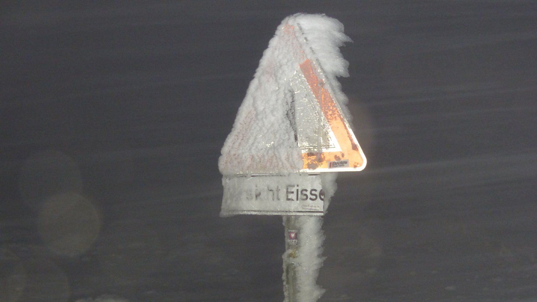 Orkanböen mit Geschwindigkeiten über 130 km/h (Bft 12) tobten in der Nacht über den Brocken im Harz.