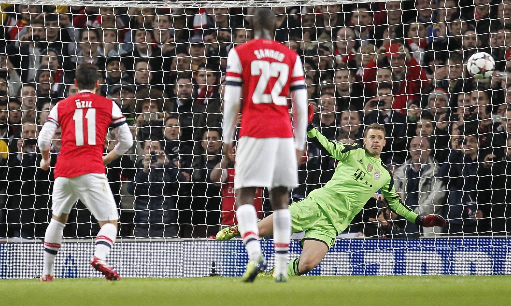 Mesut Özil schießt - Manuel Neuer pariert.