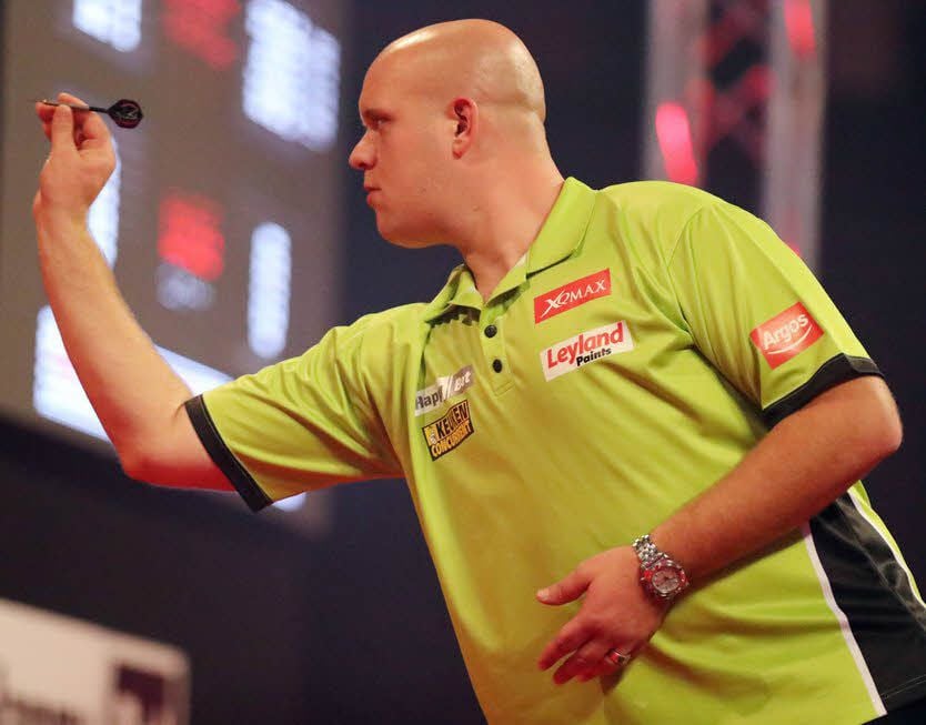 Weltranglisten-Erster Michael van Gerwen (r.) Fo