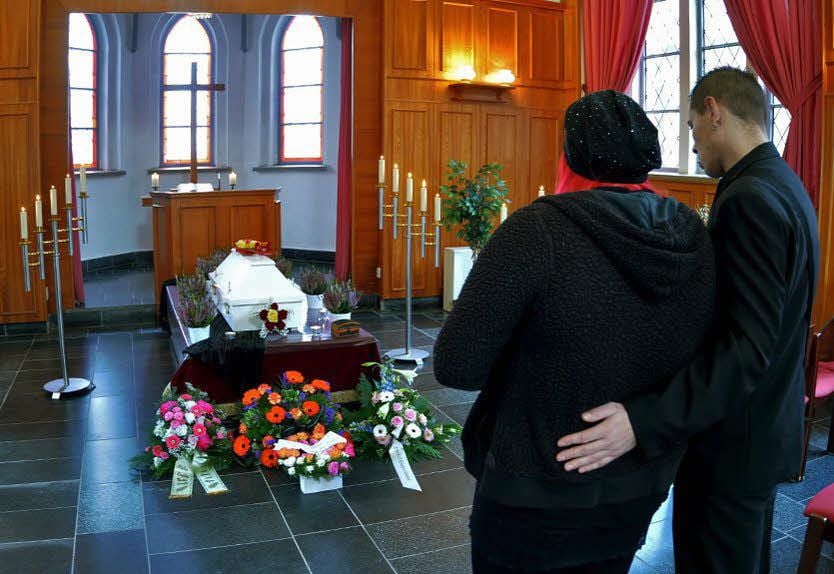 Angehörige nehmen in der Friedhofskapelle Abschied von ihren Kindern.