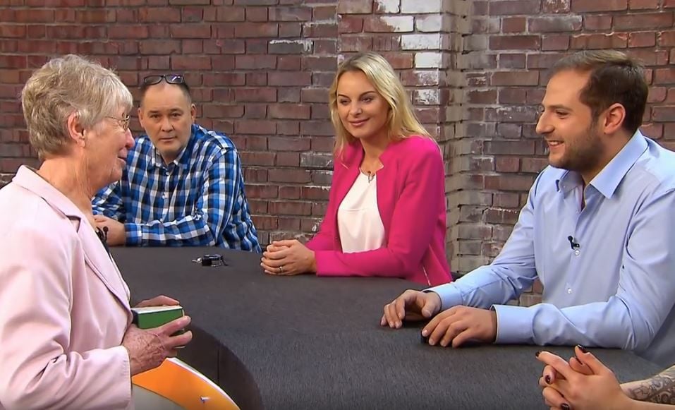 Ingrid Meier ist mit den Händlern im Gespräch und wartet auf Gebote.