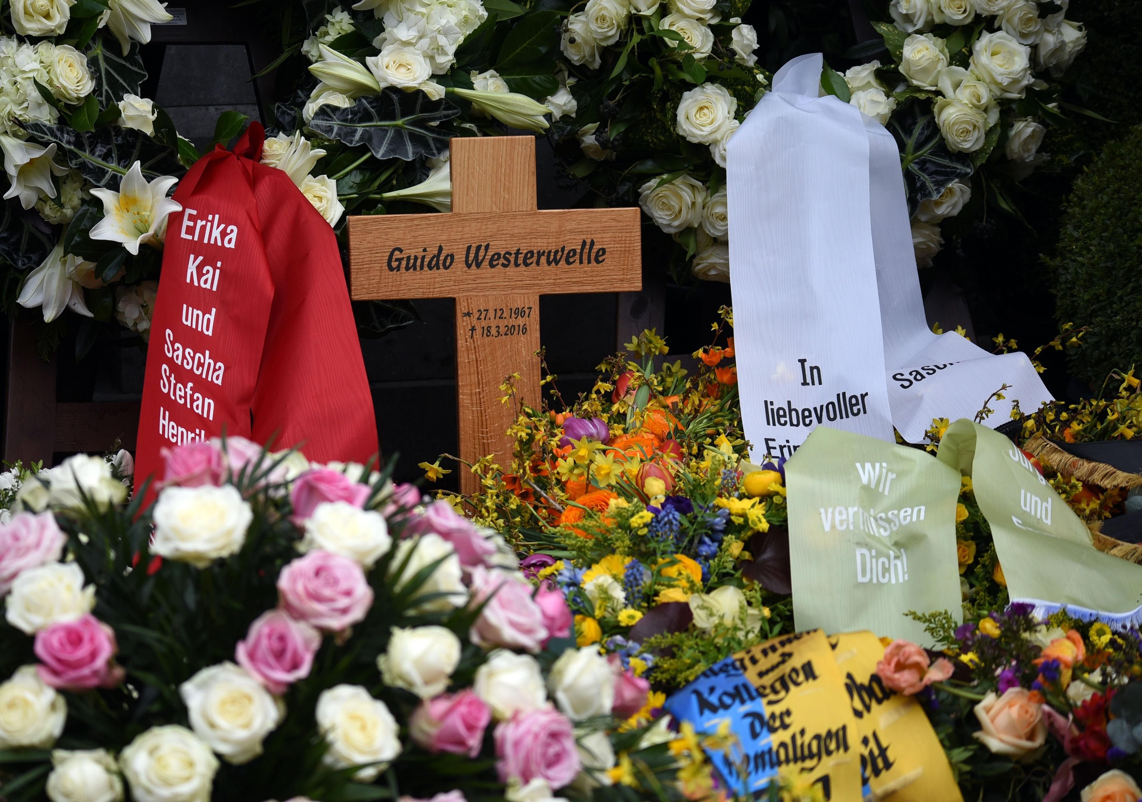Auf das Holzkreuz an der Grabstätte auf dem Kölner Melaten-Friedhof wurde das falsche Geburtsjahr von Guido Westerwelle geschrieben.