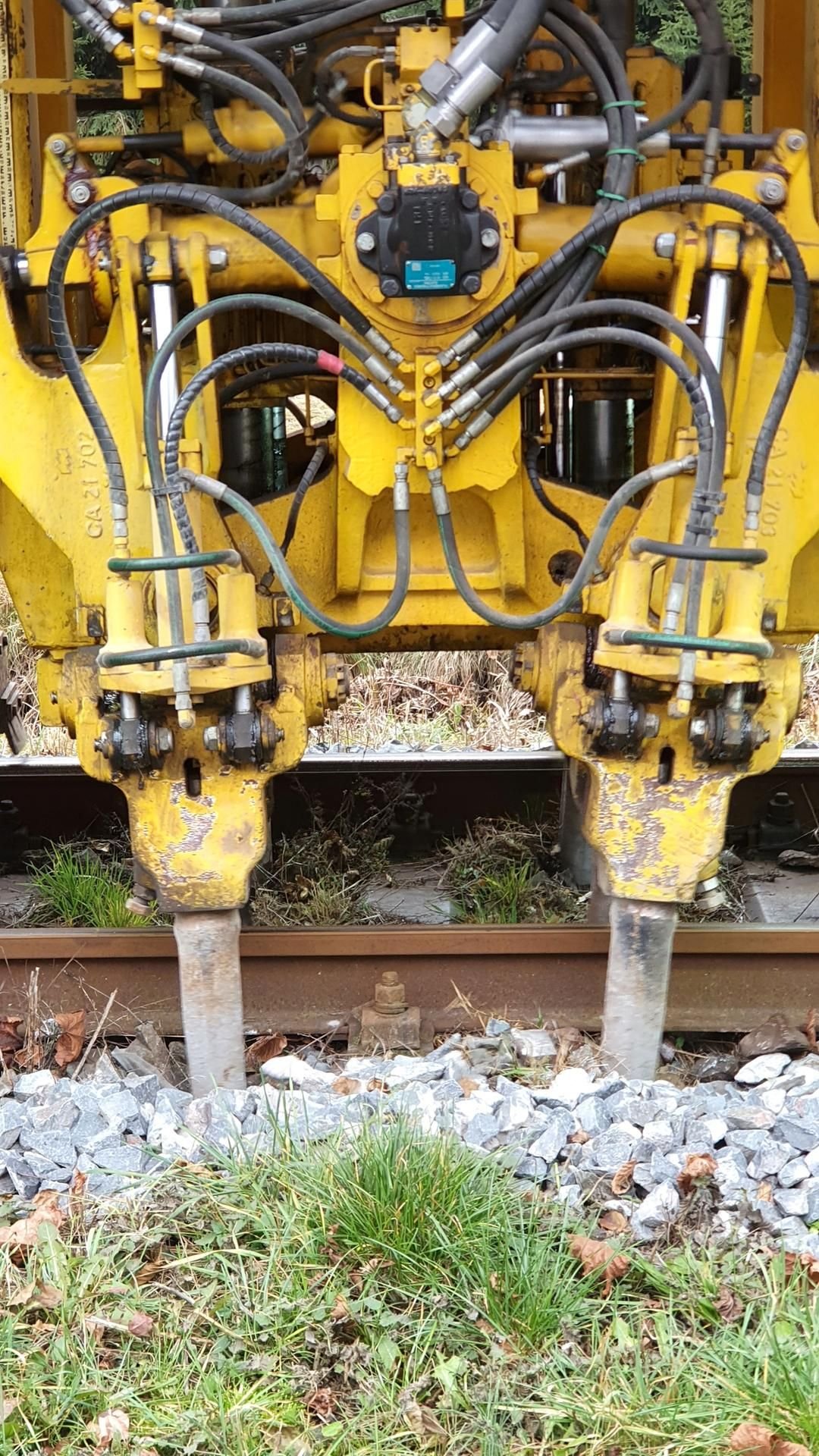 Stopfpickel verdichten den Schotter.