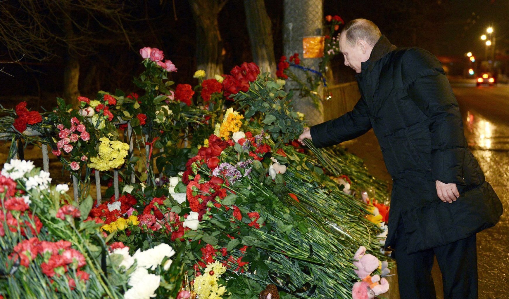 Russlands Präsident Wladimir Putin legt in Wolgograd Blumen am Anschlagsort nieder.