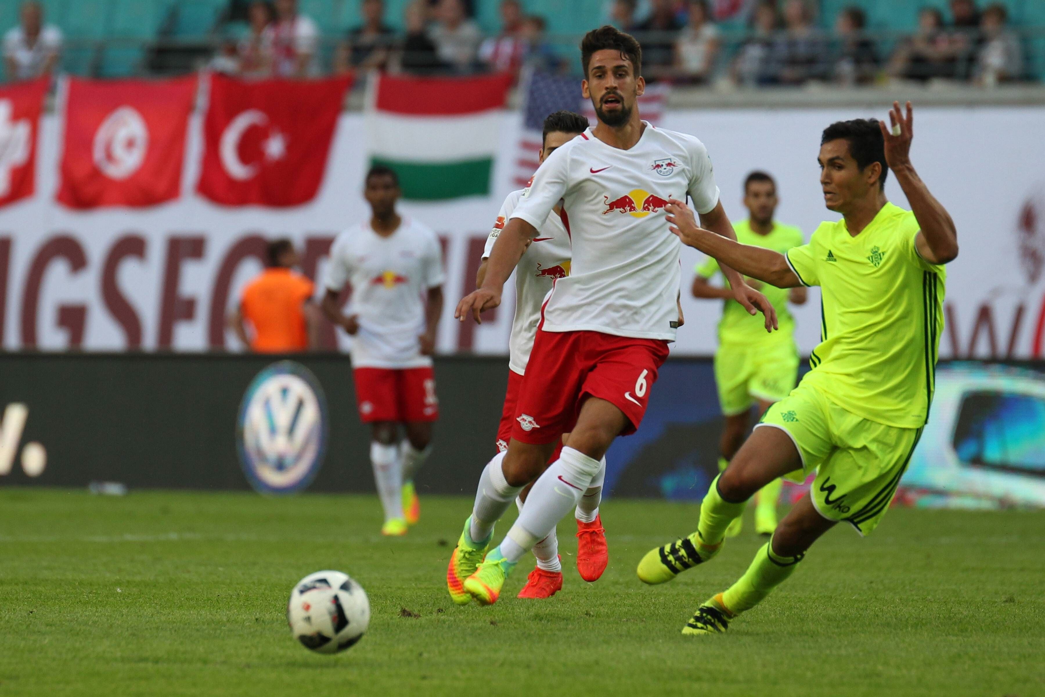 Rani Khedira (RB Leipzig) und Jose Carlos (Real Betis) kämpfen um den Ball.