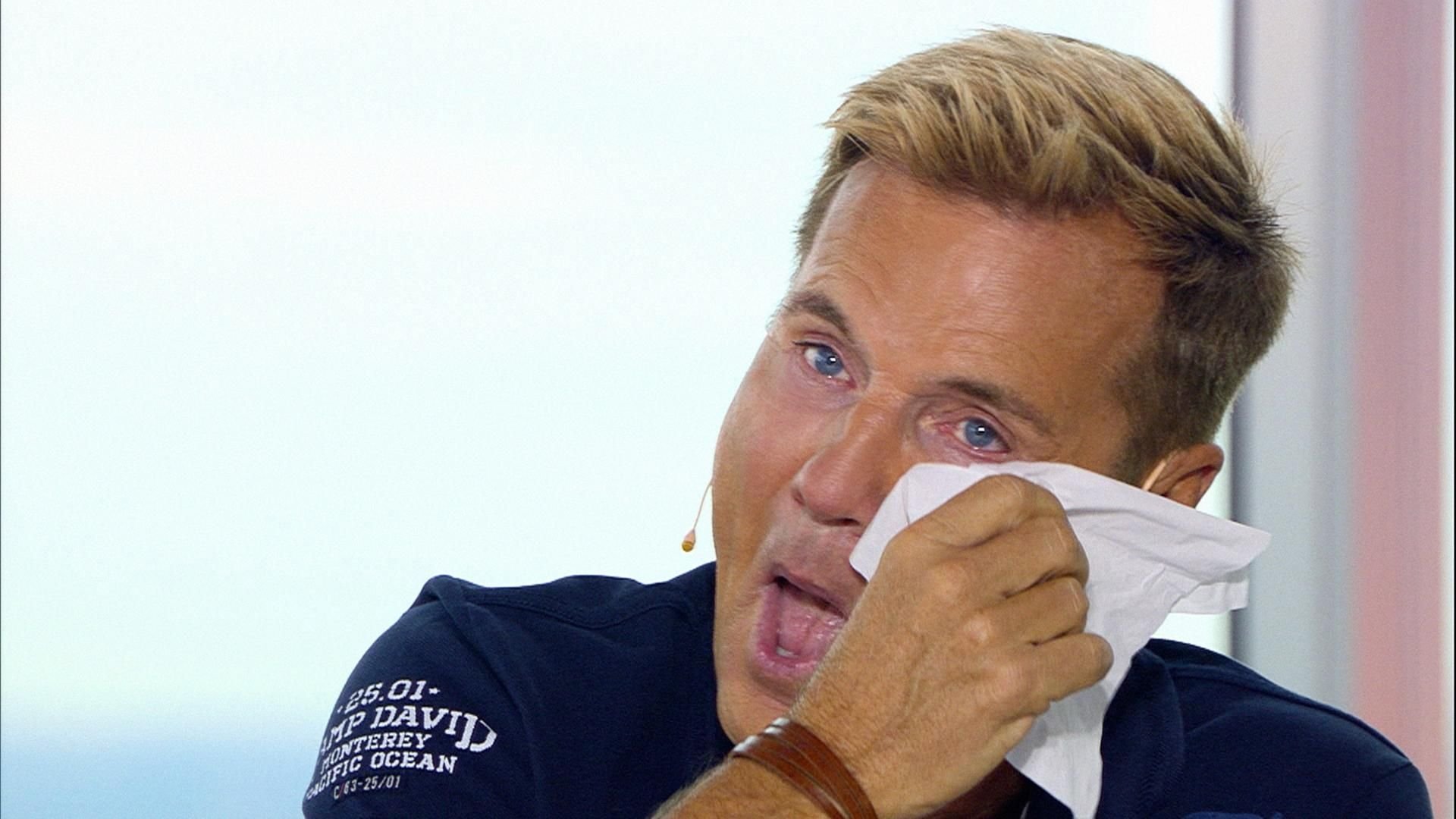 Nach Mandys Auftritt wischt sich Dieter Bohlen die Tränen aus den Augen.