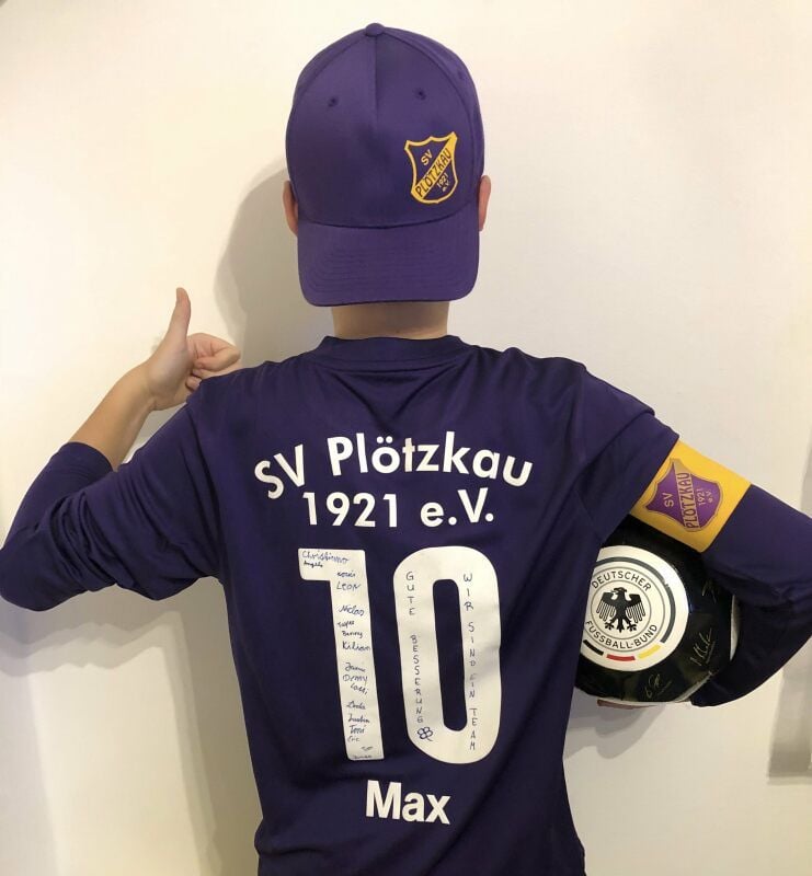 „Gute Besserung. Wir sind ein Team“ sowie ihre Vornamen haben die Mannschaftskollegen auf die Rückennummer 10 des Trikots ihres erkrankten Kapitäns Max geschrieben.