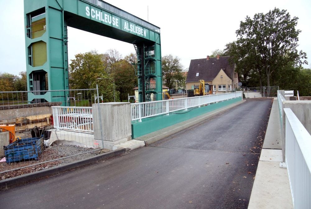 Die Brücke zur Schleuseninsel an der Saale in Alsleben ist wieder befahrbar.