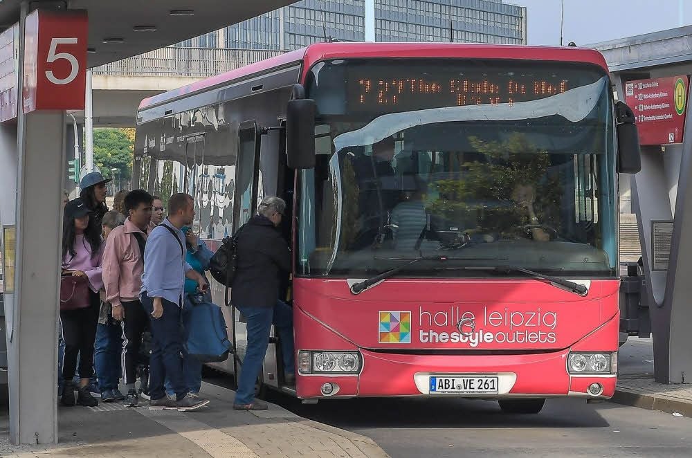 18 Hallenser nutzten am Samstagmorgen den Shuttlebus.