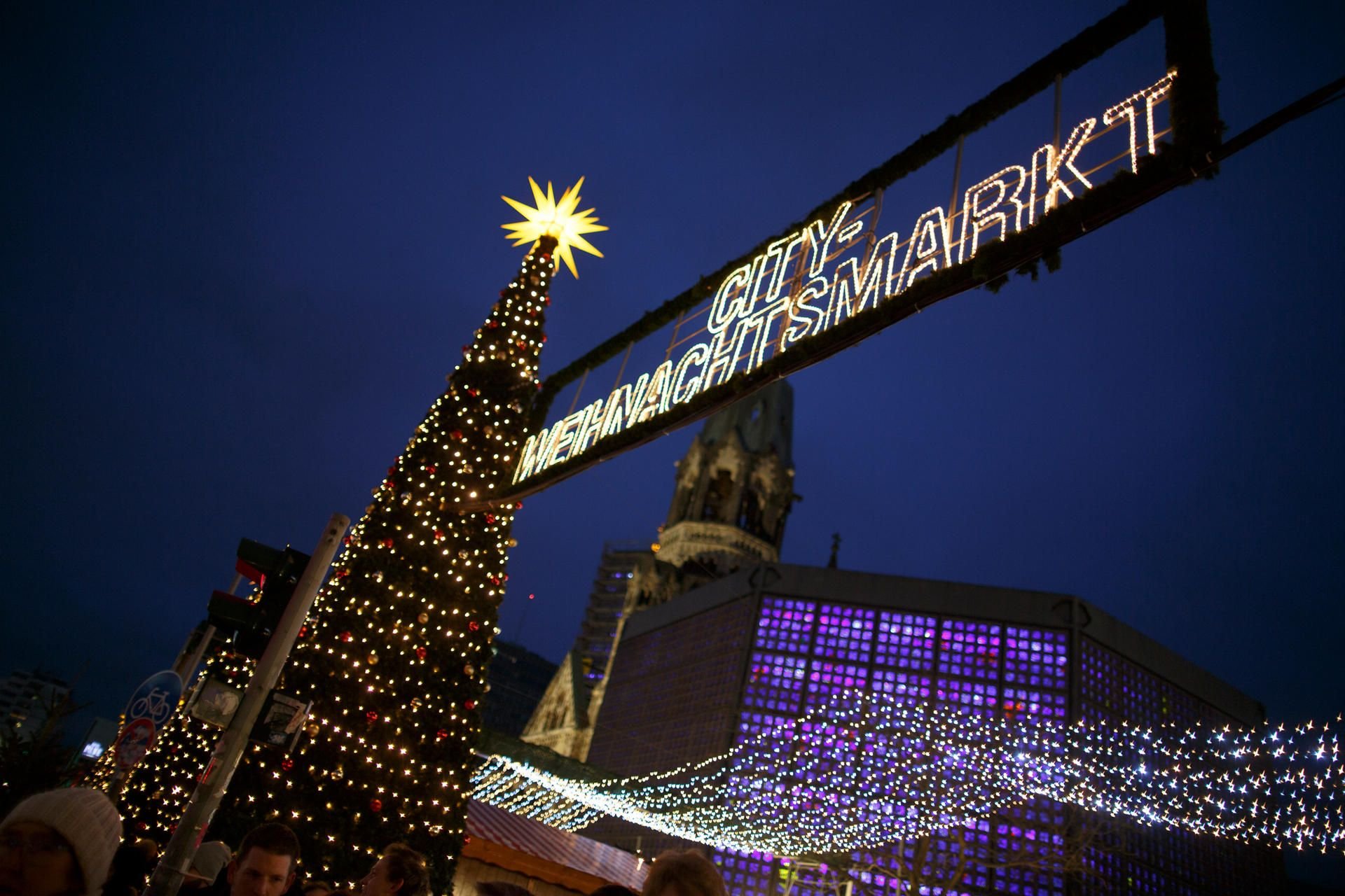 Der Weihnachtsmarkt an der Berliner Gedächtniskirche am Breitscheidplatz