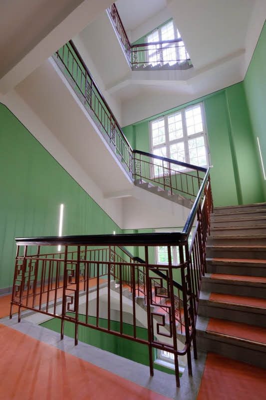 Das sanierte denkmalgeschützte Treppenhaus ist ein Blickfang der neuen Zahnklinik in der Magdeburger Straße.