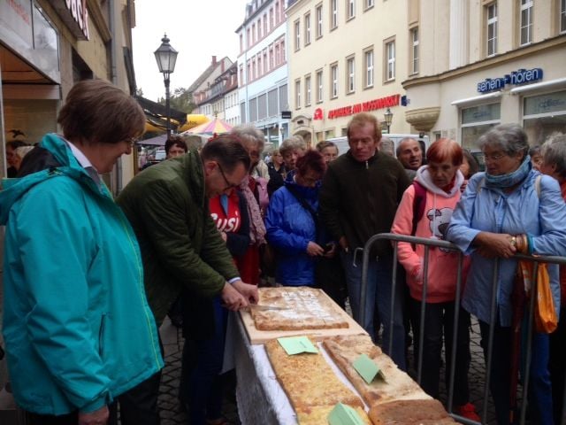 Der Zuckerkuchen ist angeschnitten. Es ist Zuckerfest.