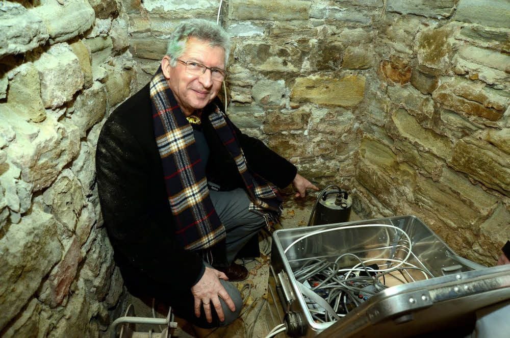 Thomas Burghardt bei der Einweihung des Seismometers in der Moritzburg. Das Messgerät ähnelt einer Tauchpumpe.