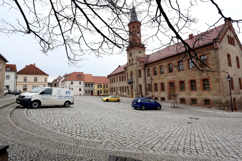 Blick über den Marktplatz auf das Rathaus in Könnern