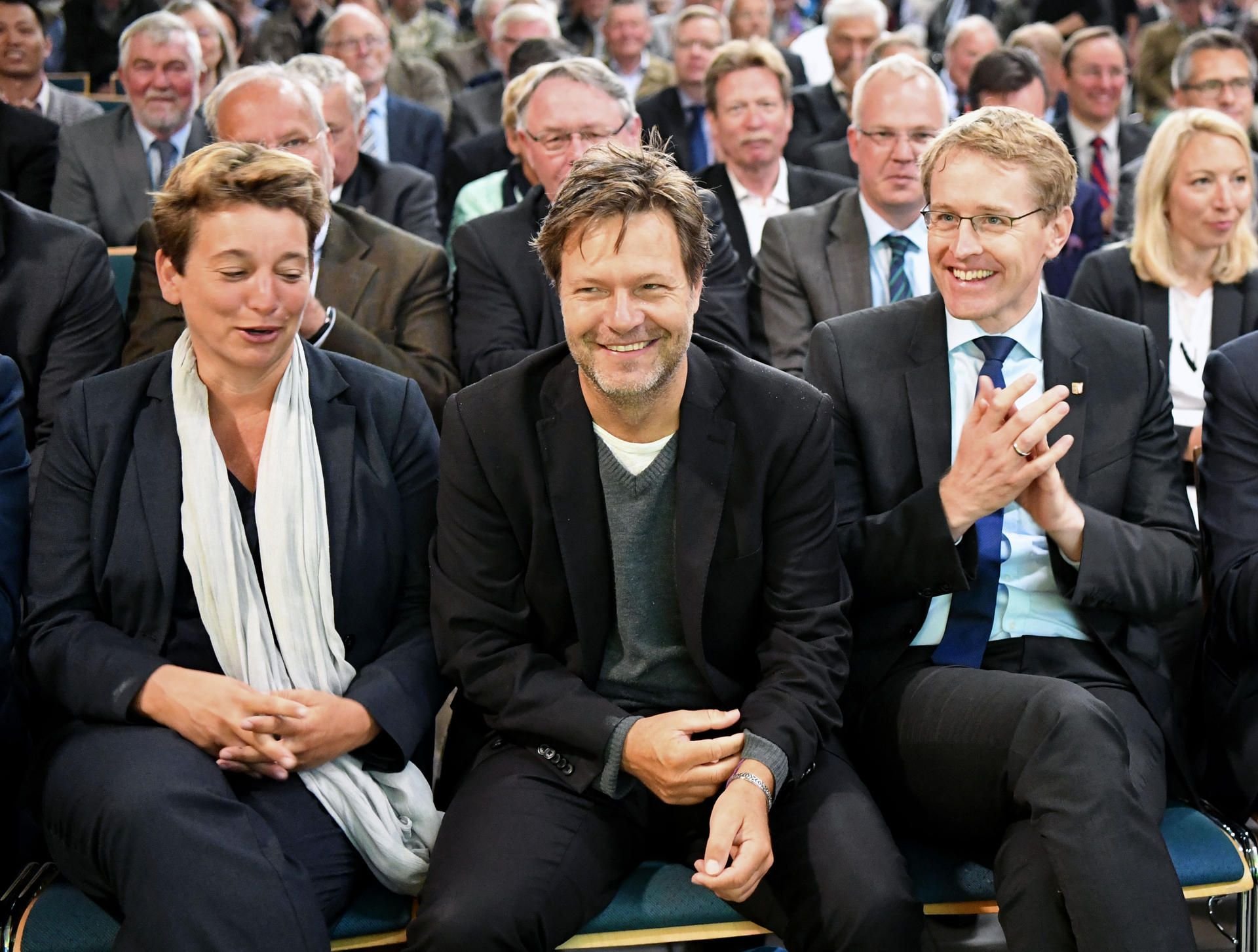 Der schleswig-holsteinische Umwelt- und Landwirtschaftsminister Robert Habeck (mitte).