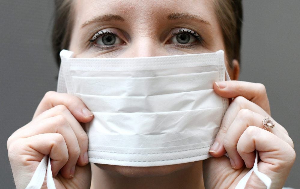 Ein Mundschutz - hier ein Archivbild - ist ein effektives Mittel, um sich vor einer Infizierung mit dem Coronavirus zu schützen.