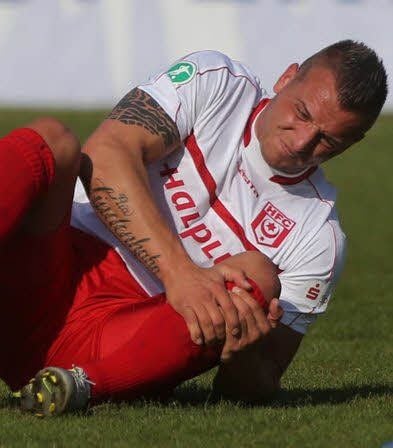 Toni Lindenhahn hat sich schwer am linken Knie verletzt und fällt bis Jahresende aus.