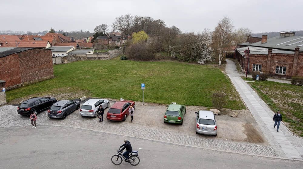 Sowohl diese Wiese am Schlossberg Harzgerode als auch das Areal mit dem Gebäude der Ex-Gießerei (rechts) stehen für einen Hotel-Neubau zur Verfügung.