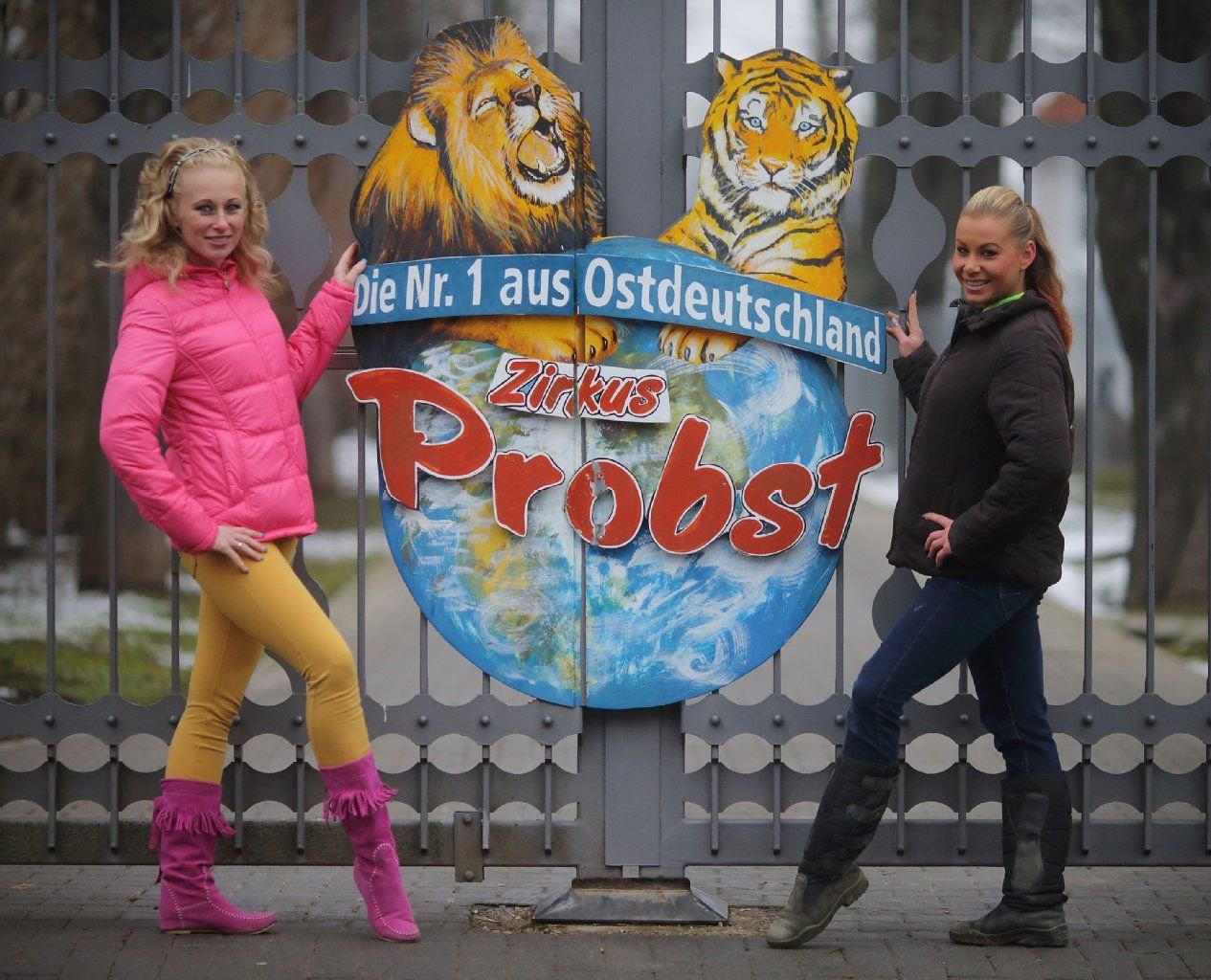Artistin Jessika Probst (l.) und Dompteurin Alexandra Probst, die Enkelinnen von Zirkusgründer Rudolf Probst, am Tor des Winterquartiers vom Zirkus Probst in Staßfurt (Salzlandkreis)
