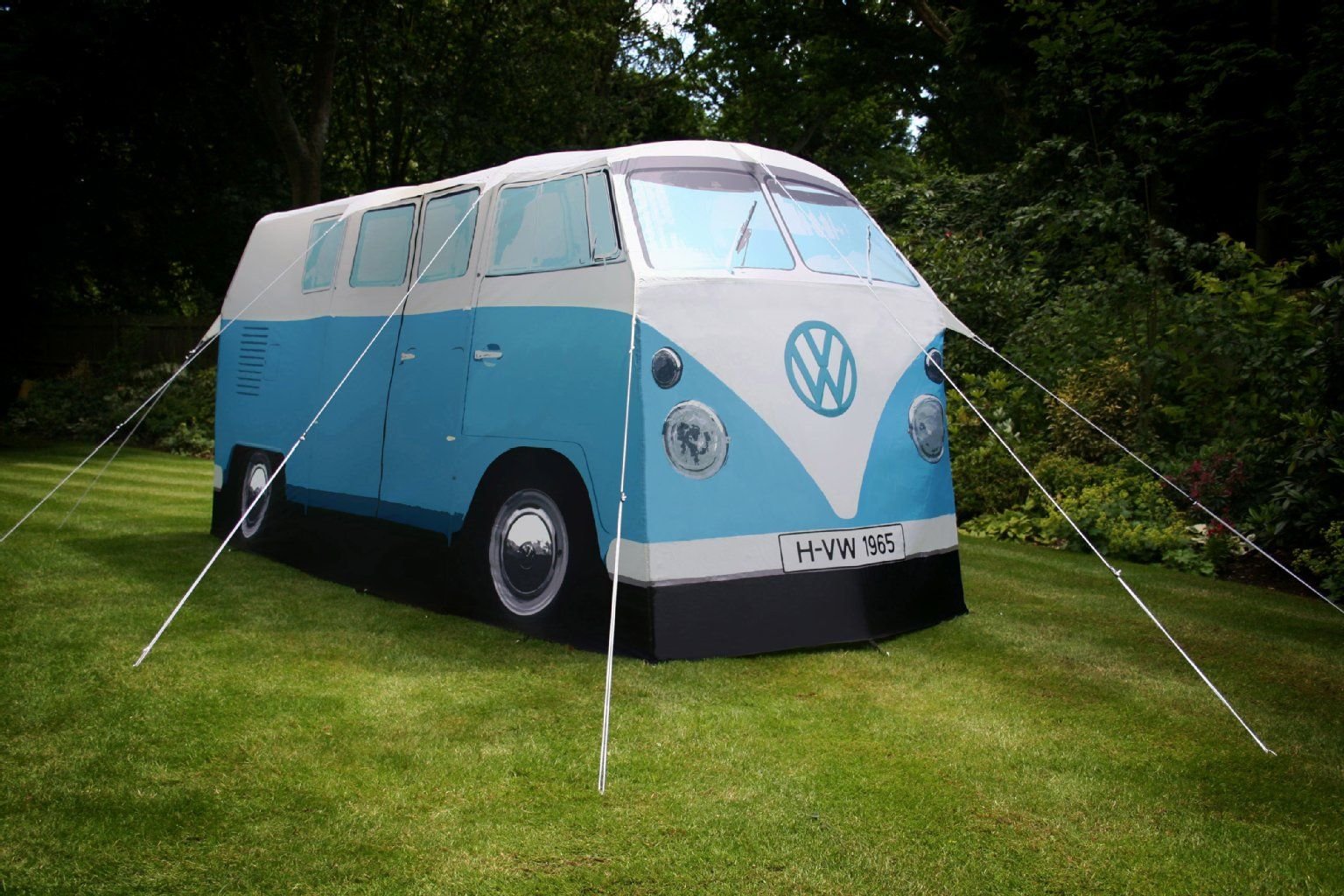 Wer sich den echten Bulli nicht leisten kann, findet womöglich Gefallen am VW-Bus-Zelt.